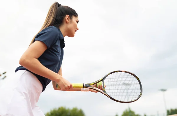 Mujer Joven Jugando Tenis Cancha Tenis —  Fotos de Stock