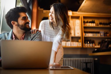 Dizüstü bilgisayar ile online alışveriş neşeli bir çift Portresi