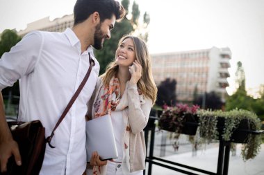 Mutlu iş meslektaşları bir mola konuşuyor