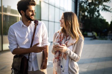 Genç iş adamları çalışan ve açık havada konuşurken