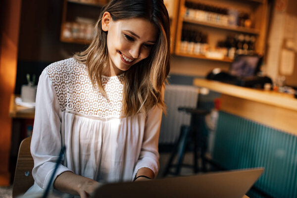 Брюнетка, использующая блокнот для работы, фриланса, блога, учебы, покупок