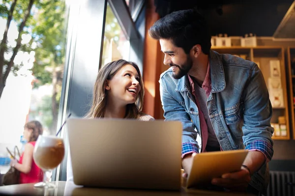 Ungt Lyckligt Par Arbetar Café Laptop Och Leende — Stockfoto