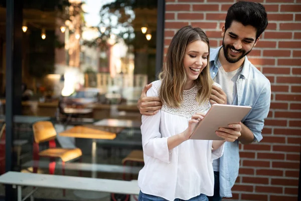 Retrato Casal Alegre Compras Line Com Computador Portátil — Fotografia de Stock