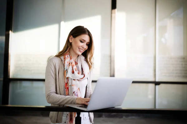 Ragazza Felice Sorridente Che Lavora Online Che Studia Impara Mentre — Foto Stock