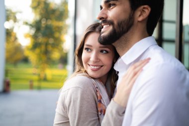 Aşık genç çift birbirlerine açık havada sarılmak