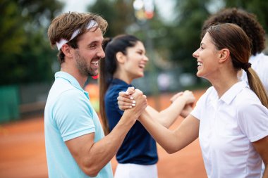 Tenis maçını oynarken mutlu tenis oyuncusu grubu. Saygı, FairPlay, spor konsepti.