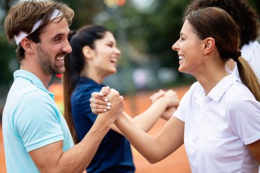 Mutlu birlikte tenis oynayan kişiye kadar uygun. Spor kavramı