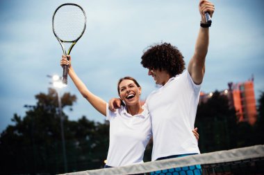 Tenis oyuncu mutlu bir maçtan sonra sında çift