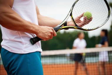 Kulüpte tenis oynayan sağlıklı mutlu arkadaşlar grubu
