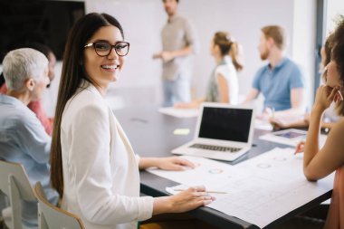 Girişimciler ve iş adamları modern toplantı odasında konferans veriyorlar.