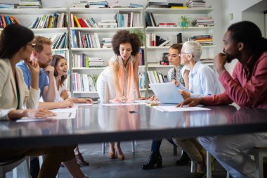 Modern ofiste başarılı bir iş adamı grubu