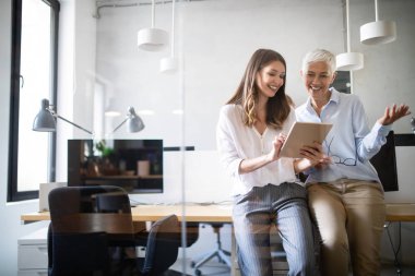 Modern ofiste çalışan iş adamlarının işbirliği ve analizi