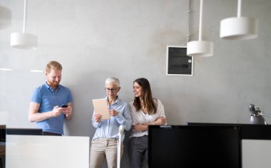 Modern ofiste çalışan iş adamlarının işbirliği ve analizi