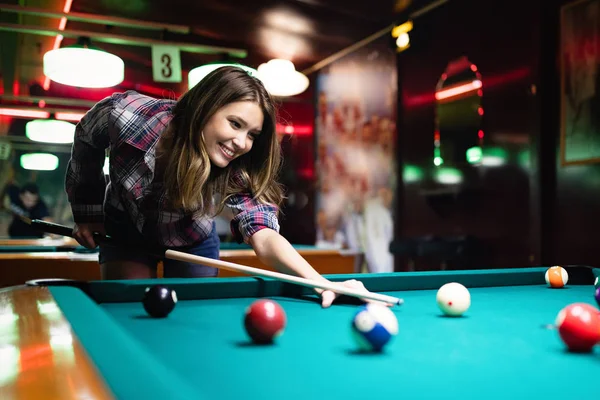 Genç Güzel Seksi Kadın Eğlenmek Bir Kulüpte Bilardo Oynarken — Stok fotoğraf