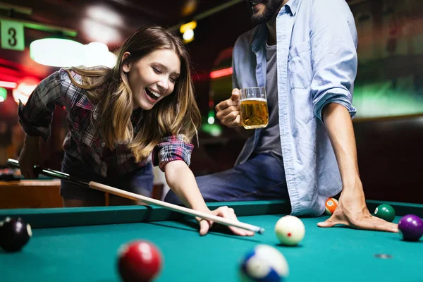 Feliz Casal Amoroso Jovem Feliz Jogando Snooker Com Sua Namorada — Fotografia de Stock