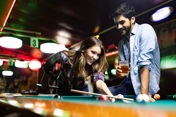 Joven Feliz Pareja Jugando Billar Juntos Bar —  Fotos de Stock