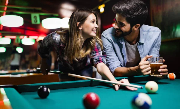 Glückliches Liebespaar Glücklicher Junger Mann Spielt Snooker Mit Seiner Freundin — Stockfoto