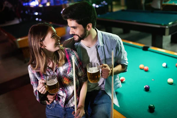 Junges Glückliches Paar Spielt Gemeinsam Snooker Bar — Stockfoto