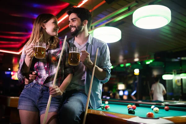 Glückliches Liebespaar Glücklicher Junger Mann Spielt Snooker Mit Seiner Freundin — Stockfoto