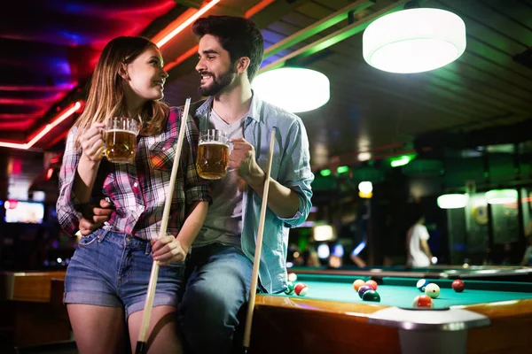 Joven Feliz Pareja Jugando Billar Juntos Bar — Foto de Stock