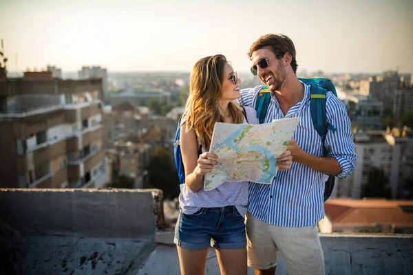 快乐的年轻夫妇在度假时手拿地图 — 图库照片