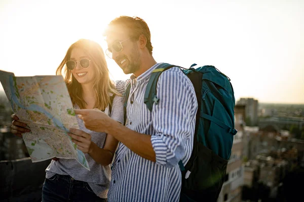 Jovem Casal Feliz Férias Cidade Turística Com Mapa — Fotografia de Stock