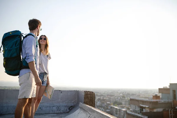 Casal Jovem Viajando Com Mapa Cidade — Fotografia de Stock