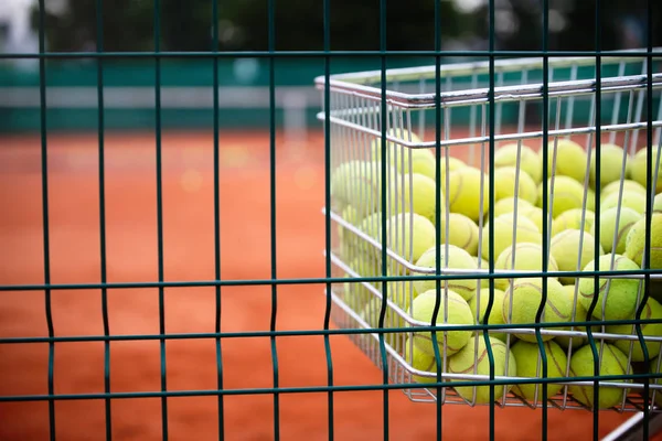 Теннисные Мячи Корзине Фоне Теннисного Корта — стоковое фото