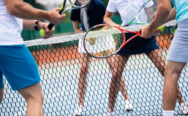 Gruppe Fitter Freunde Tennisclub — Stockfoto