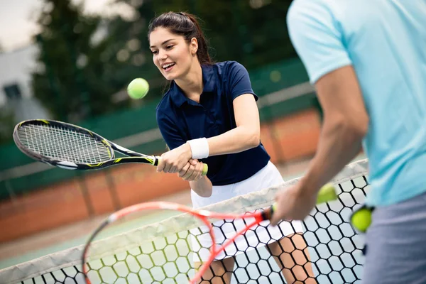 Happy Ταιριάζει Άνθρωποι Που Παίζουν Μαζί Τένις Έννοια Άθλημα — Φωτογραφία Αρχείου