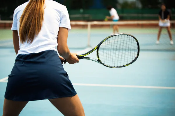 Ung Kvinna Spela Tennis Tennisbanan — Stockfoto