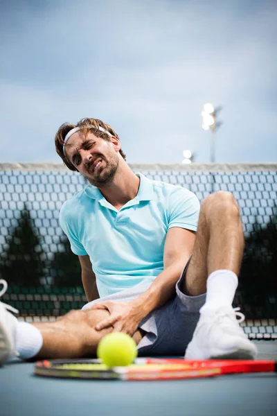 Lesiones Deportivas Jugador Tenis Tocándose Rodilla Mientras Está Sentado Cancha —  Fotos de Stock