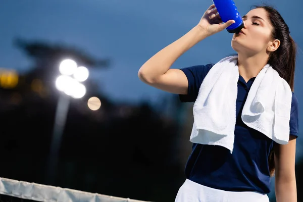 Σπορ Γυναίκα Πόσιμο Νερό Μετά Την Προπόνηση Τένις — Φωτογραφία Αρχείου