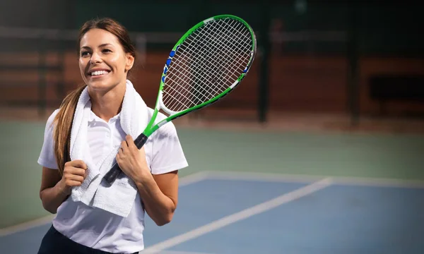 Kvinnliga Spelare Leende Medan Håller Racketen Tennismatch — Stockfoto