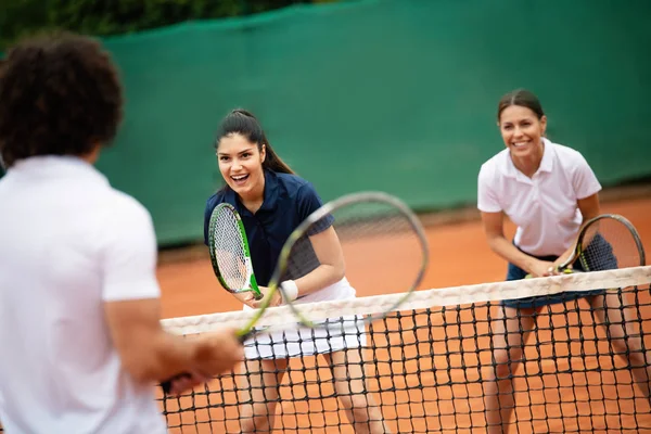 Young Gelukkig Vrouwen Vrienden Tennissen Tennisbaan — Stockfoto