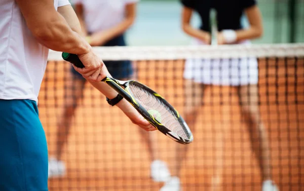 Šťastné lidi si spolu hrají tenis. Sportovní koncepce — Stock fotografie