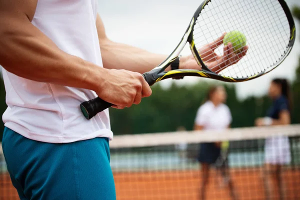 Grupp av friska glada vänner på klubben spela tennis — Stockfoto