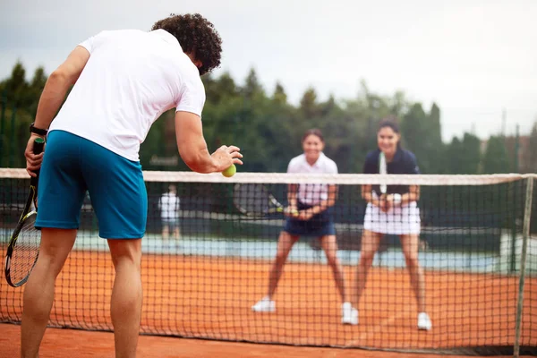 Happy Fit Osób Razem Grać Tenisa Pojęcie Sportu — Zdjęcie stockowe