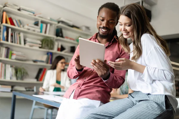 Programmerare Som Arbetar Ett Programvaruutvecklingskontor — Stockfoto