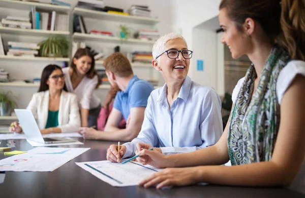 Erfolgreiche Gruppe Von Geschäftsleuten Bei Der Arbeit Modernen Büros — Stockfoto