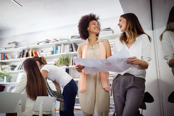 Equipe Colegas Brainstorming Juntos Enquanto Trabalhava Escritório — Fotografia de Stock