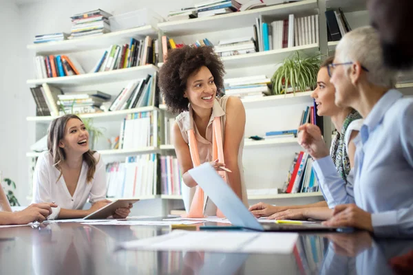 Programmere Som Samarbeider Moderne Selskap Utvikler Apper – stockfoto