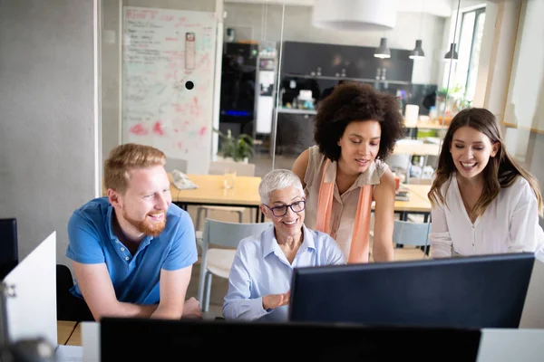 Forretningsfolk Godt Samarbeid Embetet Samarbeid Vellykket Gjennomføring Strategikonseptet Arbeidsplassen – stockfoto