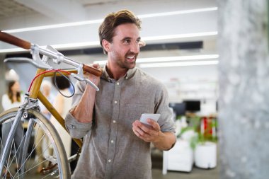 Mutlu iş insanlarla meşgul trendy ofis başarı elde