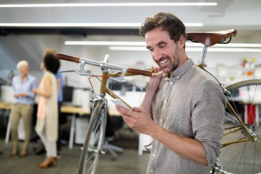 Mutlu iş insanlarla meşgul trendy ofis başarı elde