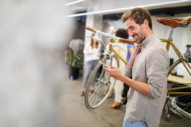 Mutlu iş insanlarla meşgul trendy ofis başarı elde