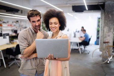 Bir grup meslektaşın ofiste çalışırken birlikte beyin fırtınası yapıyorlar.