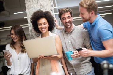 Modern ofiste iş projesi üzerinde çalışan yaratıcı iş adamları