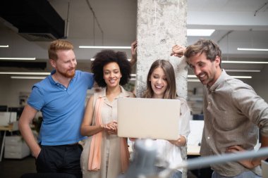 İş adamları ofiste iyi takım çalışması yapar. Takım çalışması başarılı iş yeri stratejisi kavramı.