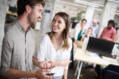 Ofiste kurumsal eğlenceli olan çok ırklı mutlu iş insanları grubu